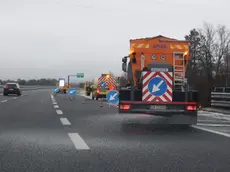 Un mezzo spargisale dell’Anas allo svincolo di Fernetti foto Lasorte