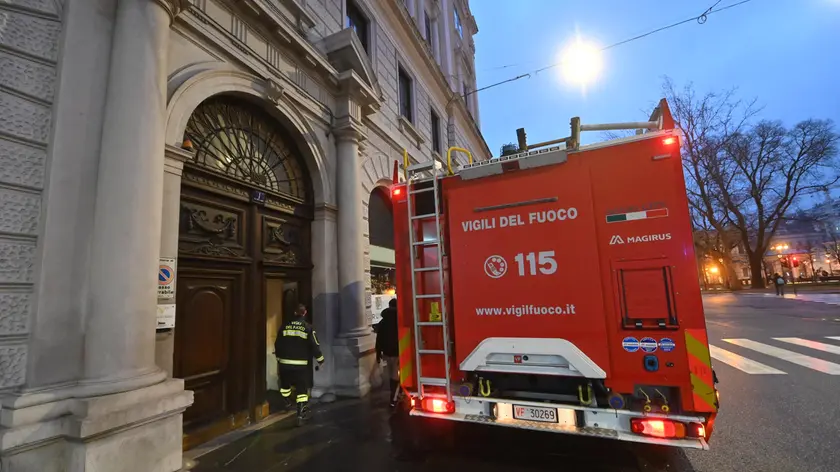 I vigili del fuoco in via Ghega (Bruni)