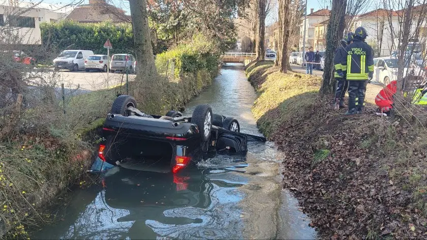 L'auto finita nella roggia a Udine