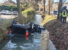 L'auto finita nella roggia a Udine