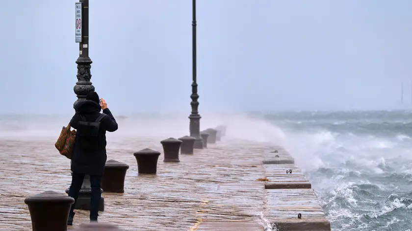 La bora spazza molo Audace a Trieste. Foto Silvano