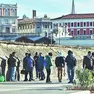 I migranti lungo la bretella del Porto Vecchio. Foto Lasorte
