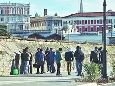 I migranti lungo la bretella del Porto Vecchio. Foto Lasorte