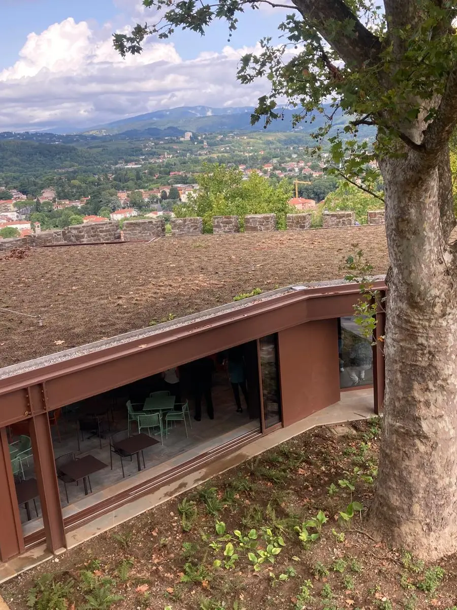 Il nuovo padiglione all’interno del castello. Foto Tibaldi