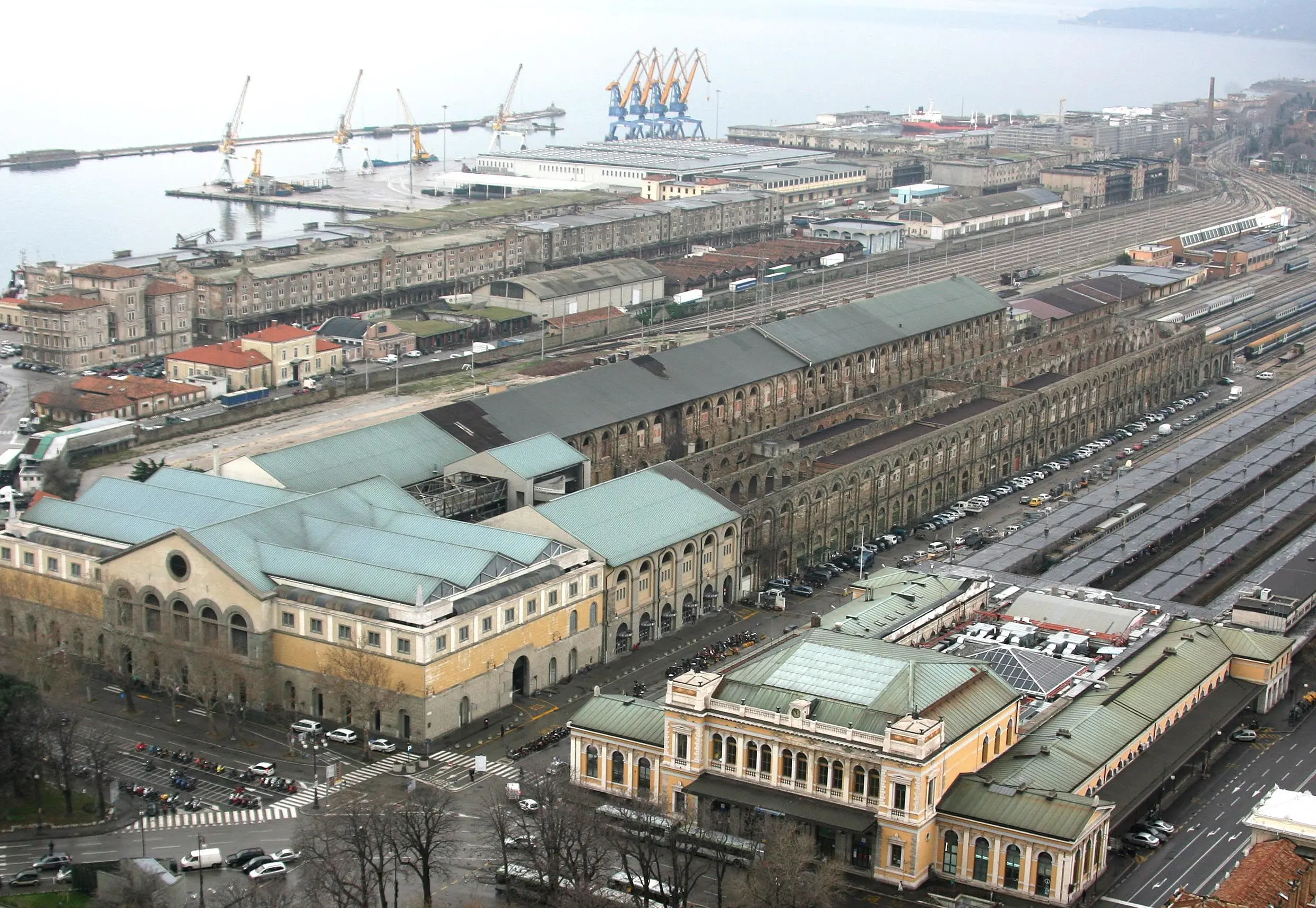 Una panoramica dall'alto di piazza Libertà con la Stazione centrale di Trieste, il Silos e Porto Vecchio. Foto Lasorte