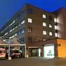 L’esterno del Pronto soccorso di Monfalcone in una foto scattata di sera da Katia Bonaventura