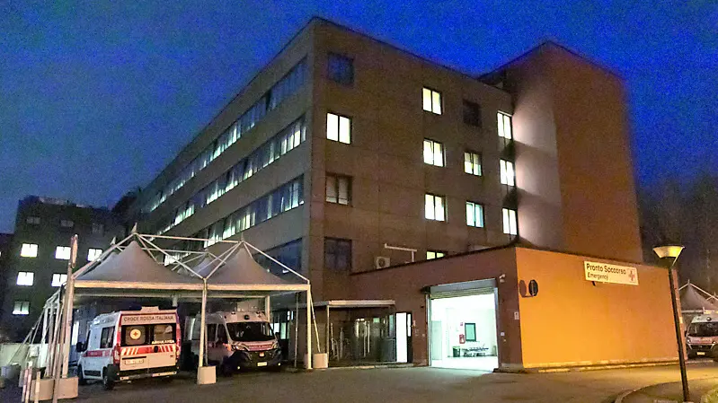 L’esterno del Pronto soccorso di Monfalcone in una foto scattata di sera da Katia Bonaventura