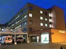 L’esterno del Pronto soccorso di Monfalcone in una foto scattata di sera da Katia Bonaventura