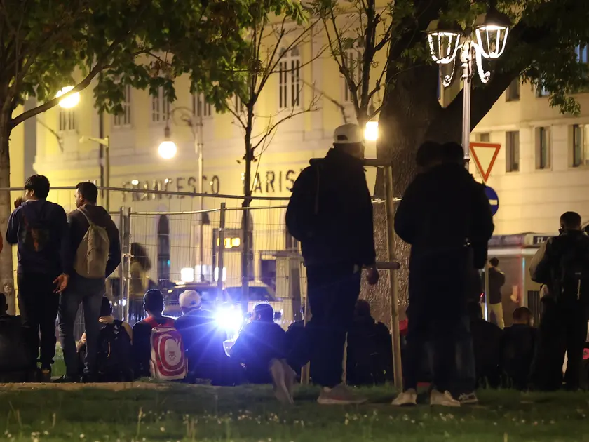 il ritrovo di migranti in piazza Libertà dove è avvenuta la rapina