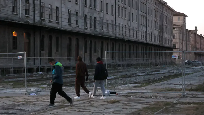 Le barriere in Porto Vecchio con i magazzini sigillati e riaperti (foto Lasorte)