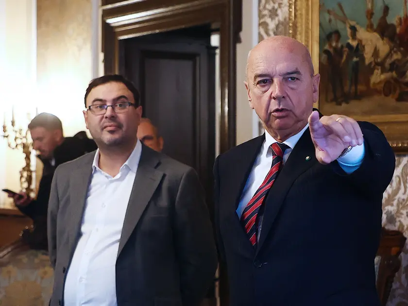 L’assessore Everest Bertoli con il sindaco Roberto Dipiazza nel salotto azzurro Foto Andrea Lasorte