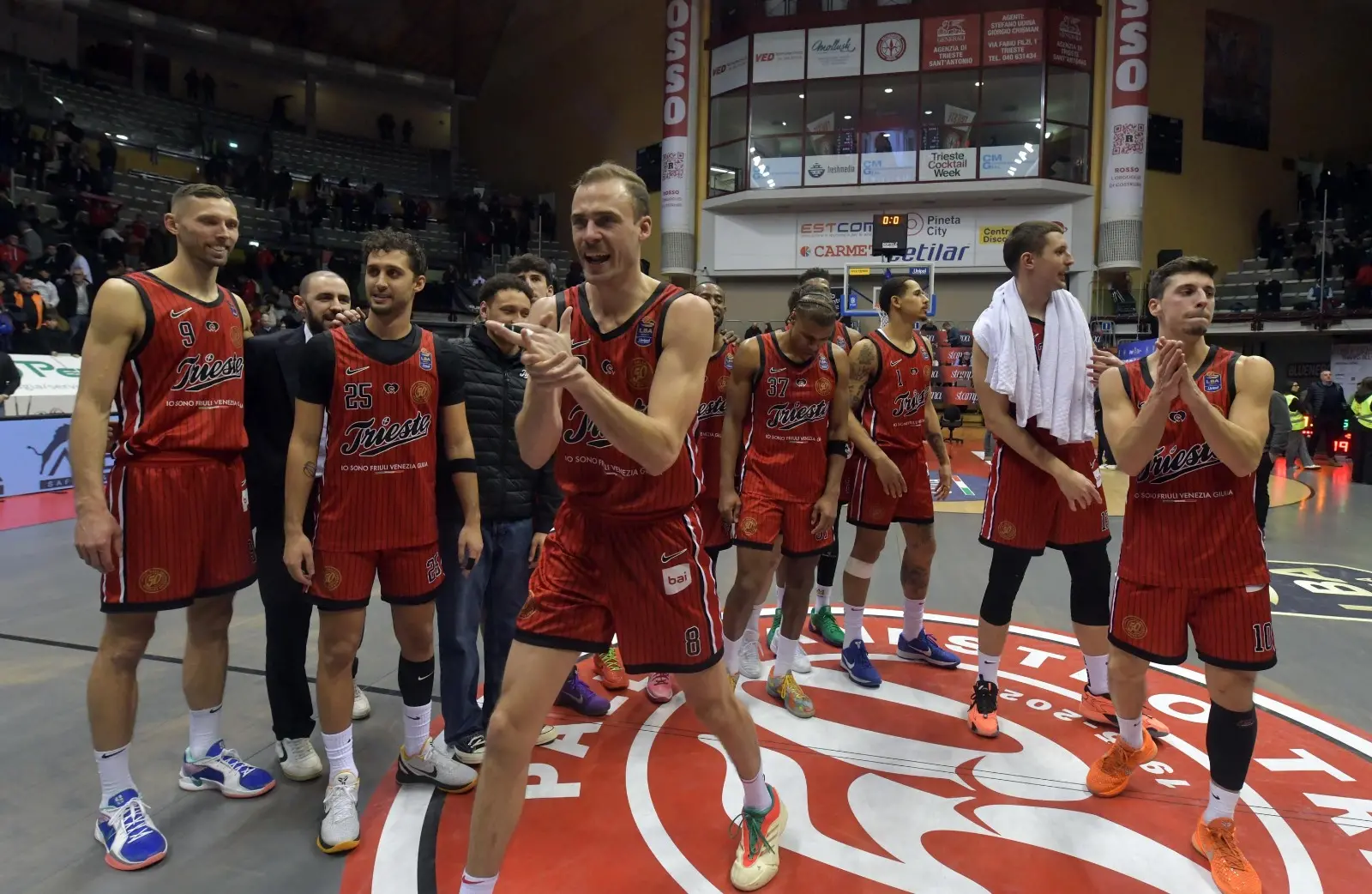 Applausi per la Pallacanestro Trieste (Bruni)