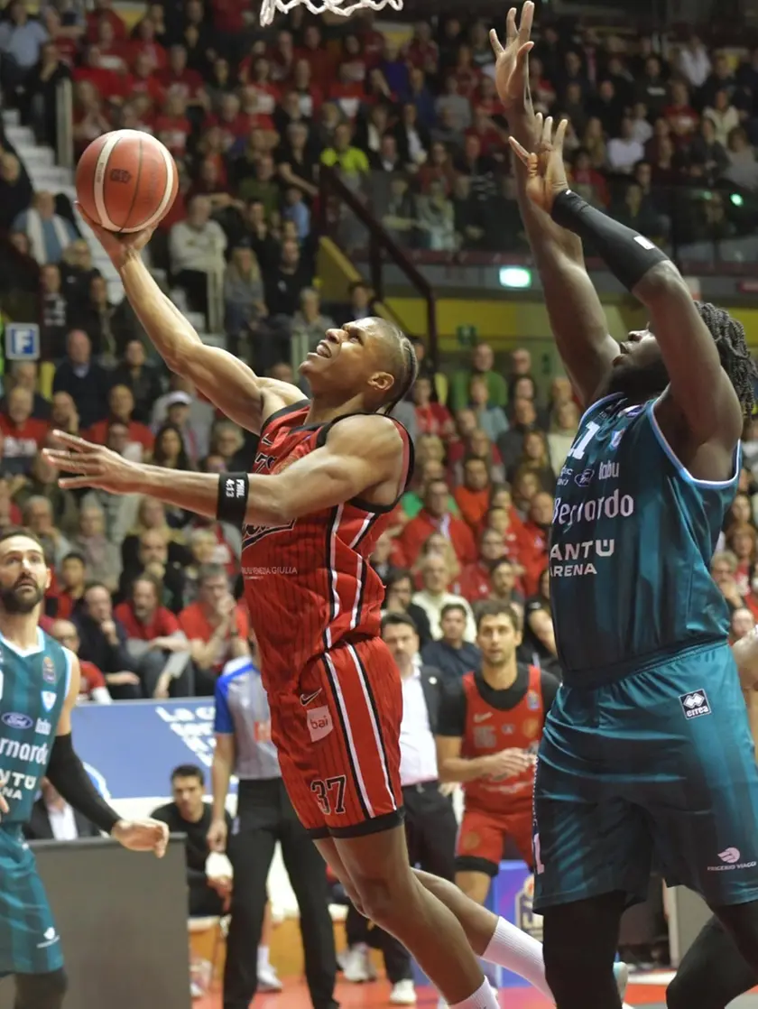 Un momento del match contro Cantù (Bruni)