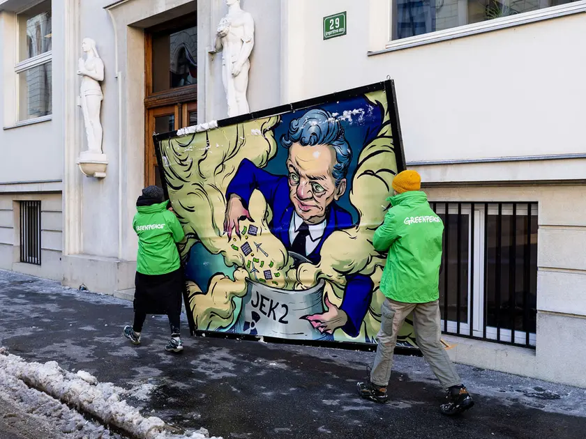 Gli attivisti di Greenpeace protestano contro il governo Golob e Krško