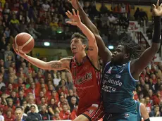 Michele Ruzzier in azione contro Cantù foto Bruni