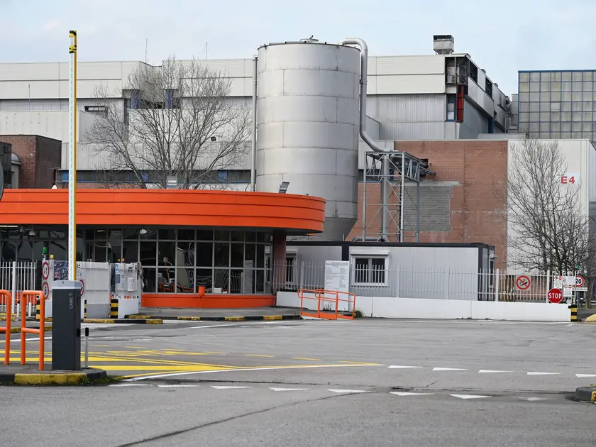 La cartiera di San Giovanni di Duino che, accanto all’edificio rosso, ospita la centrale elettrica da cui partirà il tracciato