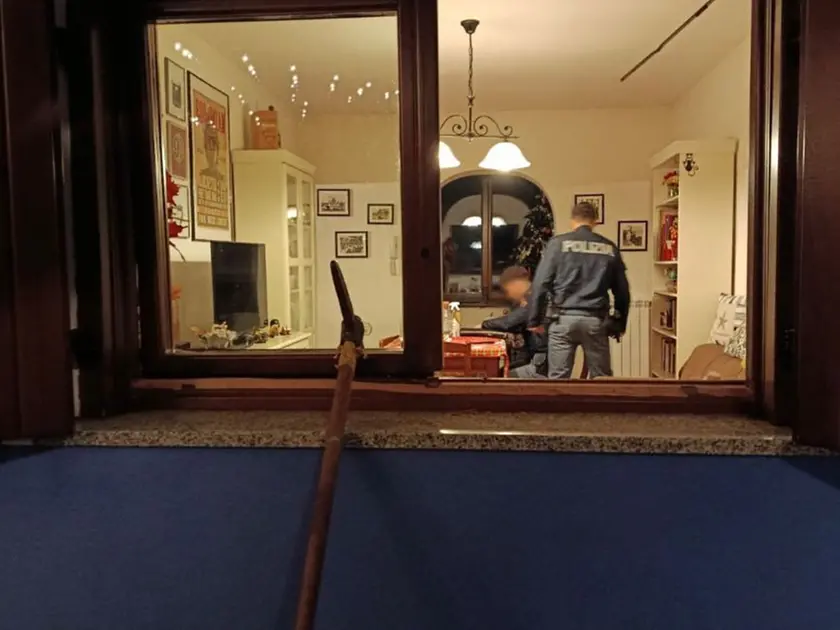 Il piccone usato dai ladri in uno dei colpi allo Zochét