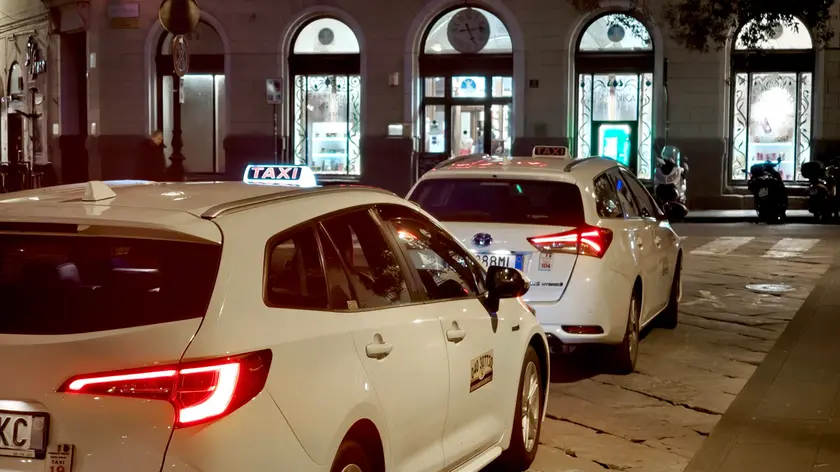 Taxi in attesa in piazza Venezia a Trieste (Silvano)