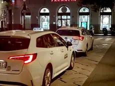 Taxi in attesa in piazza Venezia a Trieste (Silvano)