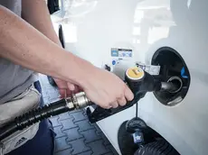 Una pompa di benzina in una foto di archivio