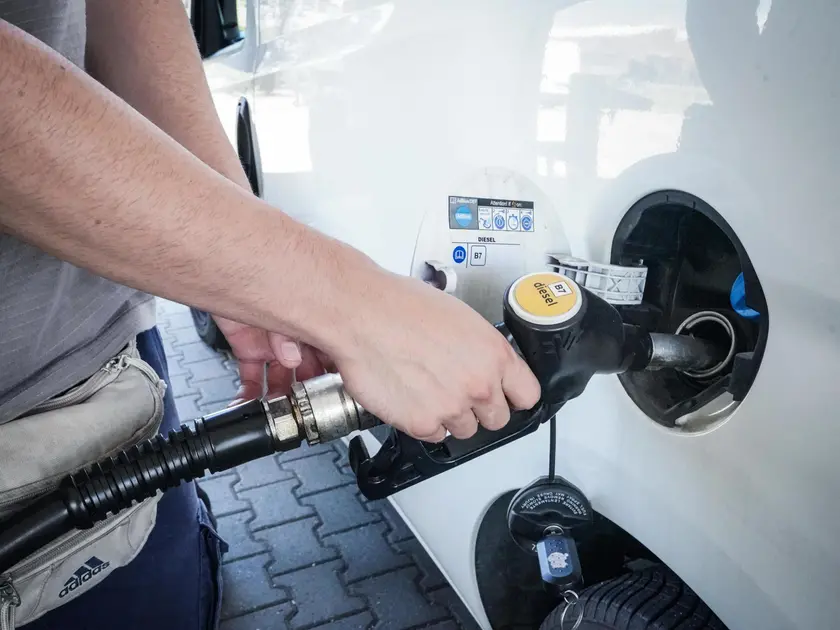 Una pompa di benzina in una foto di archivio