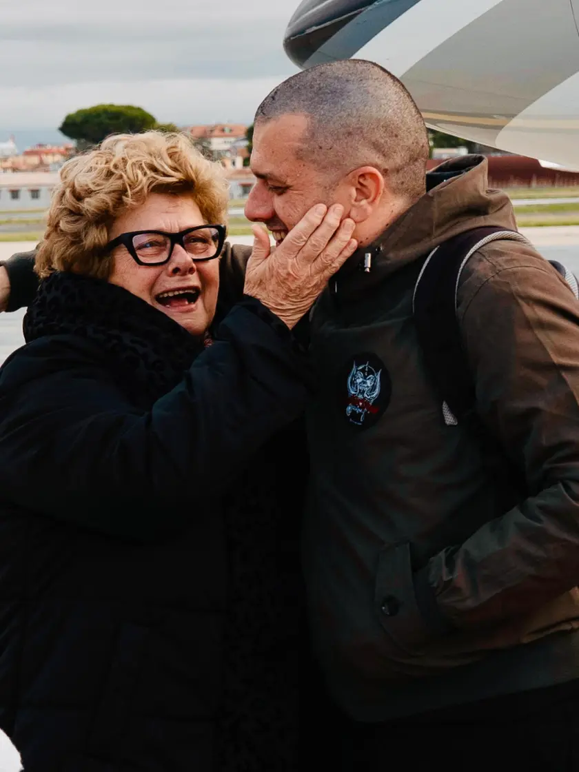 Il saluto tra Alberto Trentini appena arrivato a Ciampino e la madre Armanda Colusso