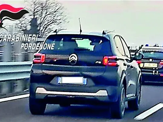 L’auto del presunto truffatore scortata dai carabinieri del Nucleo radiomobile di Sacile