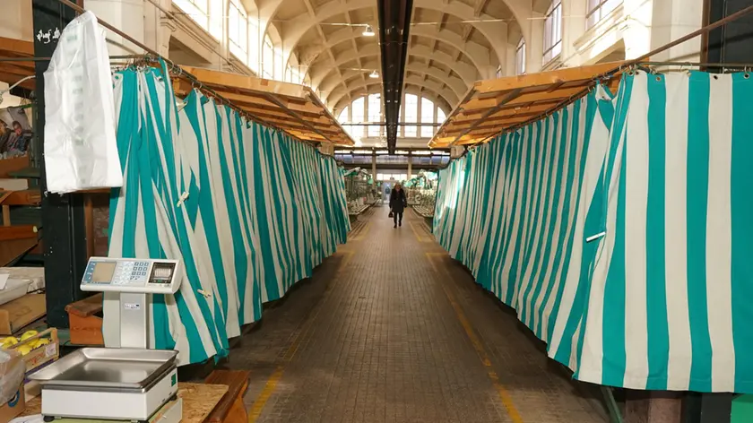 Il mercato coperto in attesa di rilancio dopo la chiusura di gran parte dei banchi degli operatori. Ora prende piede l’iniziativa di Comune, Cciaa e Regione (Foto Tibaldi/Marega)
