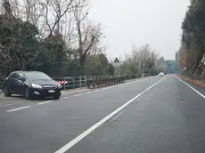 All’altezza del civico 100 della Costiera resta il divieto di sorpasso ma non di svolta Foto Andrea Lasorte