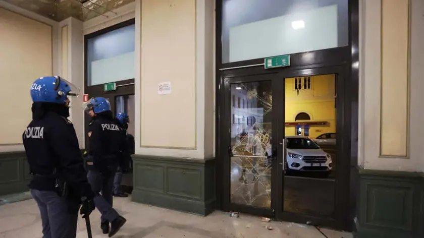 La porta della stazione ferroviaria di Trieste andata in frantumi la sera di giovedì 2 ottobre