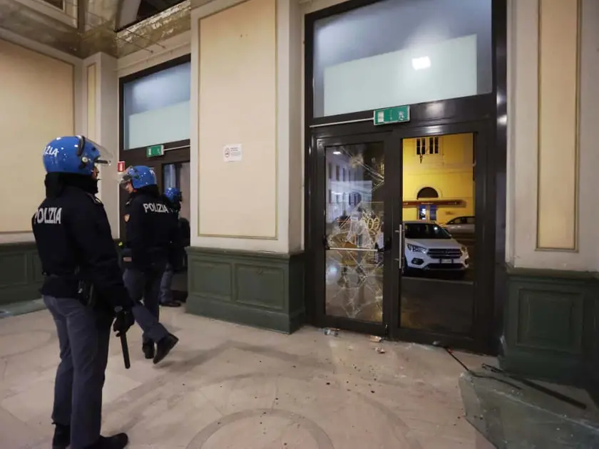 La porta della stazione ferroviaria di Trieste andata in frantumi la sera di giovedì 2 ottobre