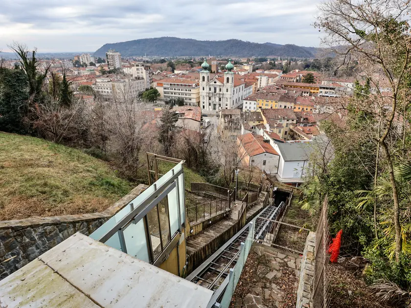 L’impianto di risalita al Castello è pronto ma non è ancora stato messo in funzione. Foto Daniele Tibaldi