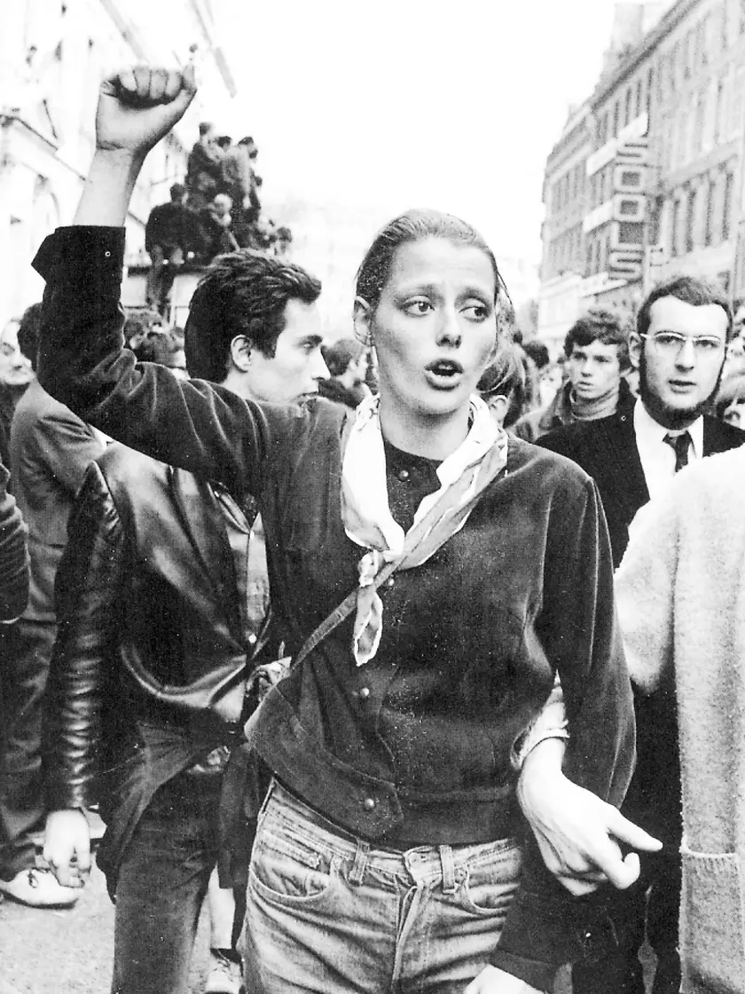 Una manifestante durante un corteo a Parigi