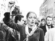 Una manifestante durante un corteo a Parigi