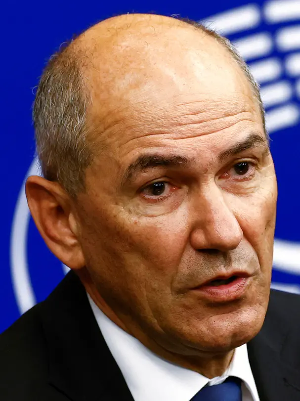 Janez Janša, leader del maggior partito di centrodestra, attualmente all’opposizione, il Partito democratico sloveno (Sds), è in corsa per tornare sulla poltrona di premier dopo le prossime elezioni parlamentari in programma il 22 marzo.