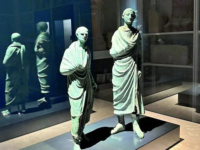 Le due statue bronzee di Aule e Larth integrano l’esposizione al Museo archeologico di Aquileia
