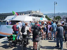 La fila per il Delfino Verde in una foto della scorsa estate (Lasorte)