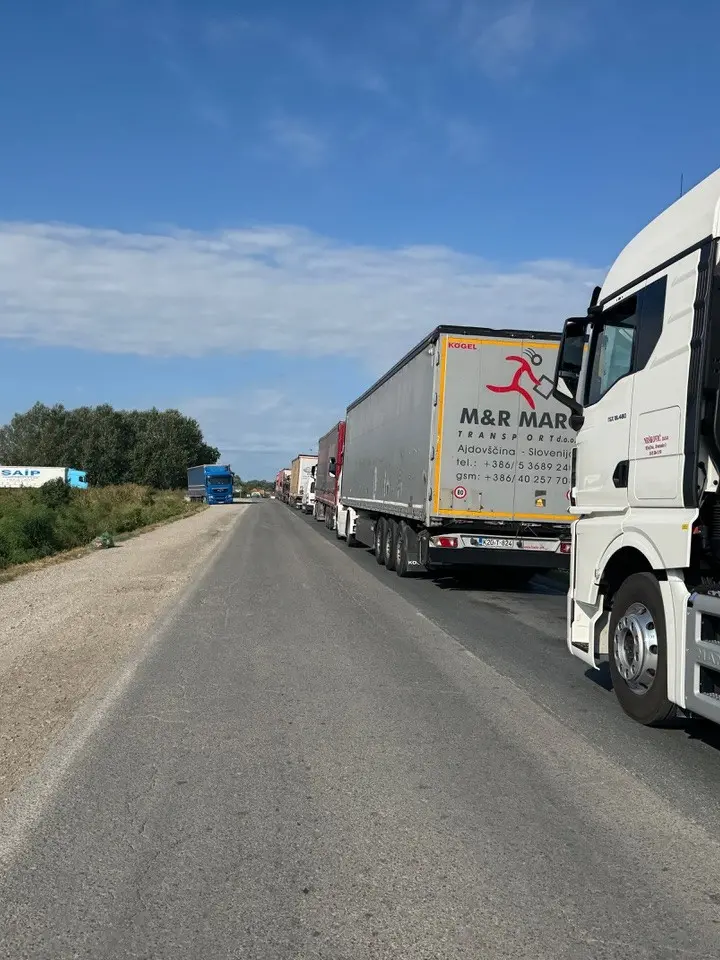 Camujon in coda alla dogana