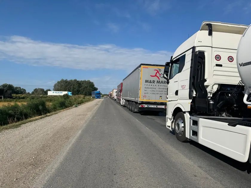 Camujon in coda alla dogana