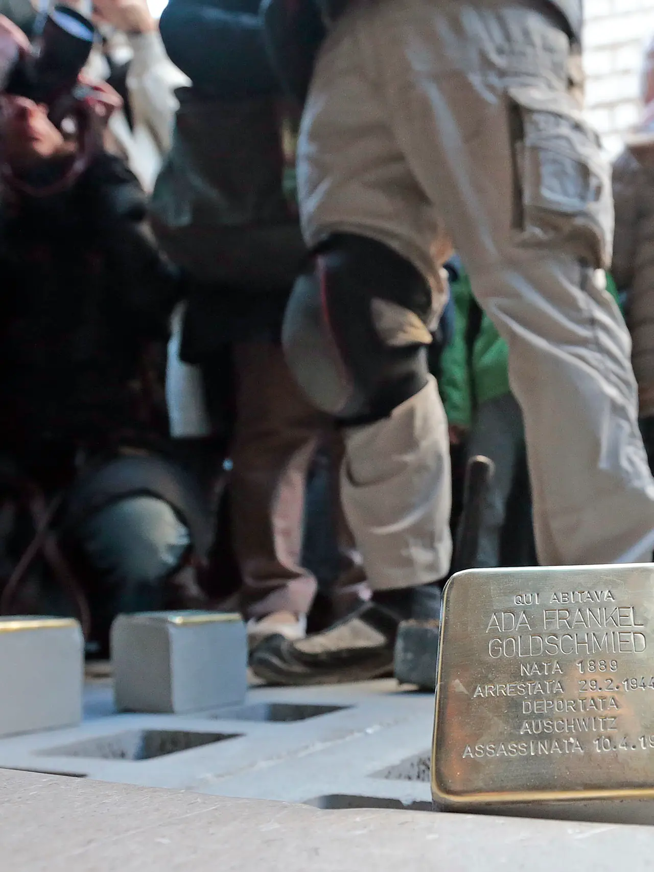 Una pietra d'inciampo posizionata a Trieste. Foto Silvano