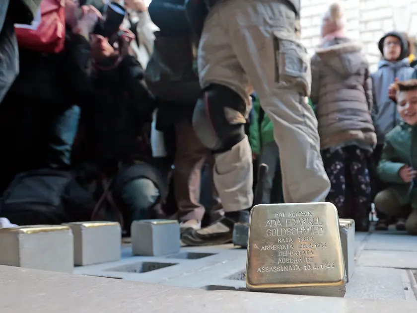 Una pietra d'inciampo posizionata a Trieste. Foto Silvano