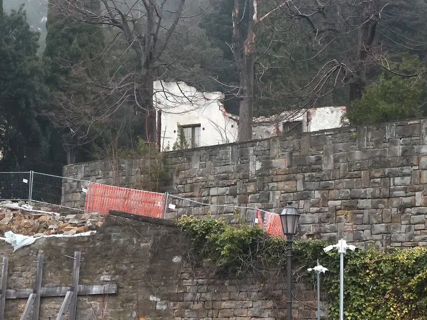 La demolizione di villa Hausbrandt a Trieste (foto Andrea Lasorte)