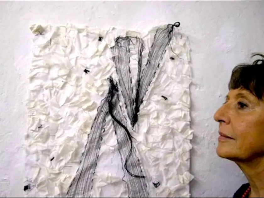 Lydia Predominato accanto a una sua opera