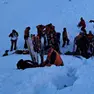 I soccorritori in azione dopo la valanga