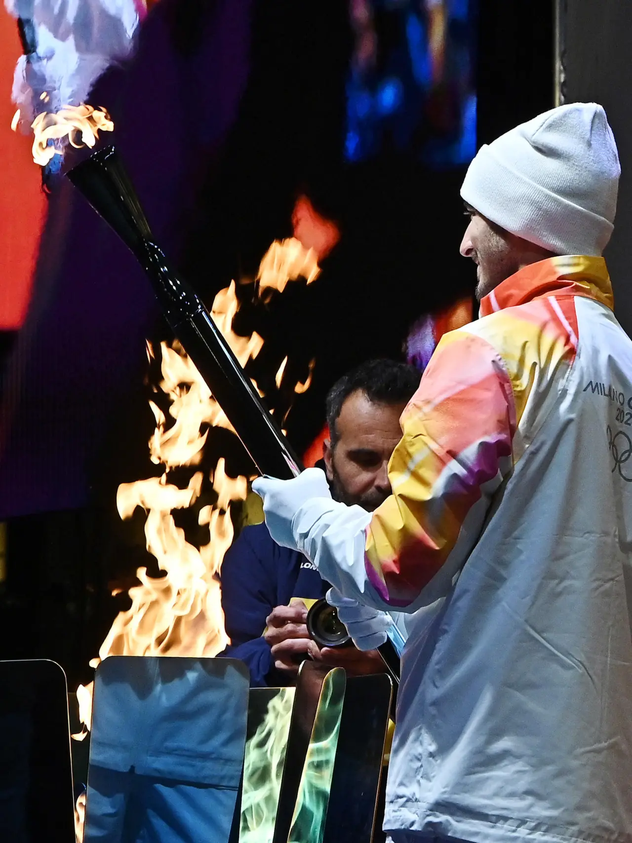La fiaccola olimpica Milano Cortina 2026 (foto Ansa)