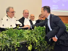 La stretta di mano tra il rettore Angelo Montanari e il governatore Massimiliano Fedriga