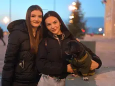 Yana Medviedieva assieme alla figlia Kristina e al loro cane maltese Eros in piazza Unità d’Italia Foto Francesco Bruni