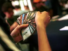 Una partita a carte in una foto di repertorio