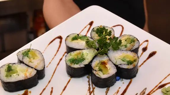 I controlli del Nas sull’anisakis, un piccolo verme parassita che vive naturalmente nell’apparato digerente di pesci e mammiferi marini, sono frequenti e mirano a verificare la salubrità dei prodotti ittici. L’obiettivo è garantire che il pesce sia stato sottoposto a corretti trattamenti di bonifica.