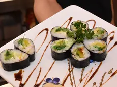 I controlli del Nas sull’anisakis, un piccolo verme parassita che vive naturalmente nell’apparato digerente di pesci e mammiferi marini, sono frequenti e mirano a verificare la salubrità dei prodotti ittici. L’obiettivo è garantire che il pesce sia stato sottoposto a corretti trattamenti di bonifica.